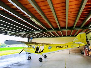 台中輕航機飛行可自駕體驗黃色飛機側面照