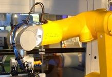 雙單臂協作搭配精準力覺 軟板/排線組裝也能自動化