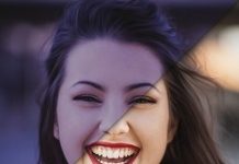 艾邁斯新光譜環境光感測器提升手機照相功能